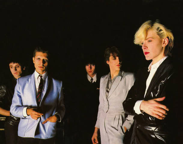 1980 – Gentlemen Take Polaroids - Vista
